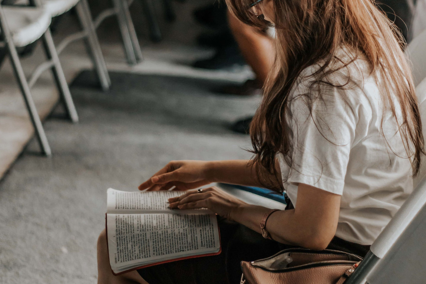 Woman studying. Девушка леит читает красиво.